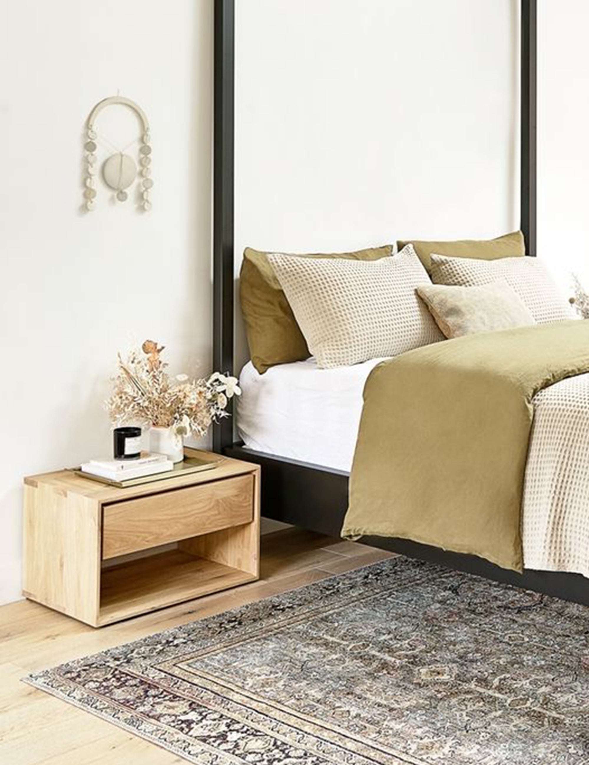 Noptieră joasă Lark