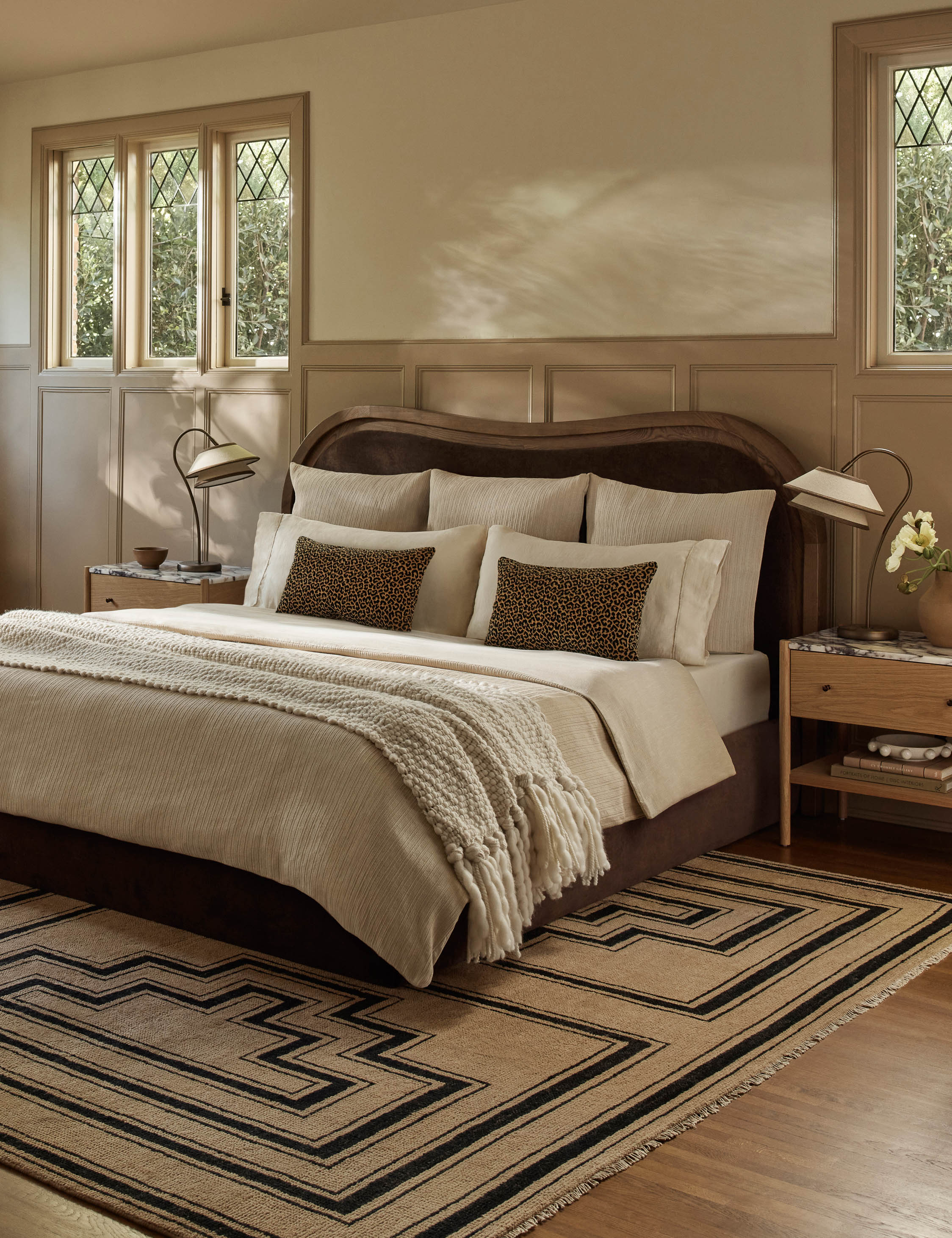 #color::brown #size::queen