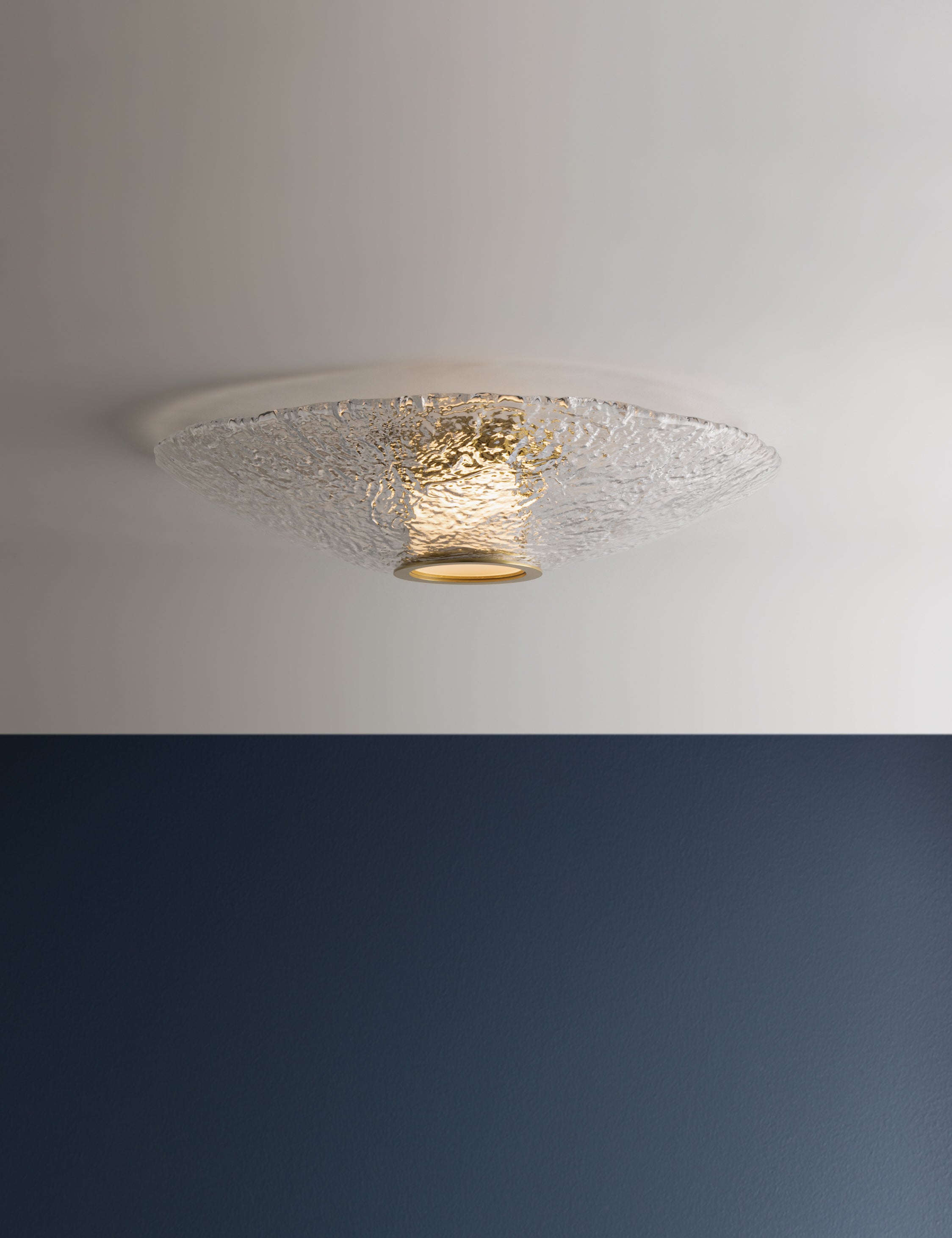 #color::antique-brass #size::20.25-dia