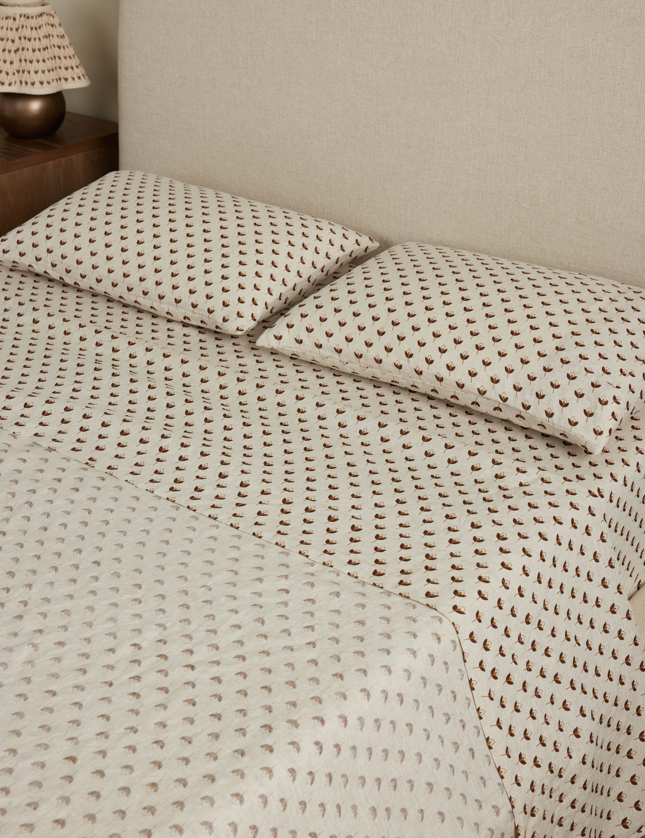 #color::merlot-and-gold #size::standard #size::king